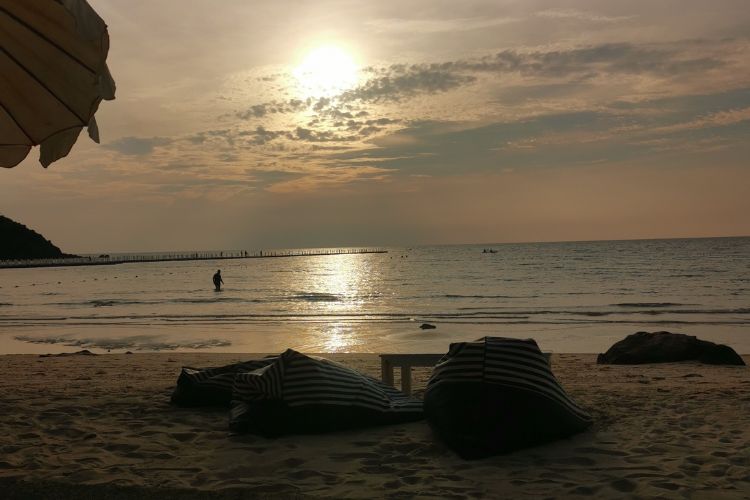 Solnedgang på Prao Beach i Koh Samet, Thailand