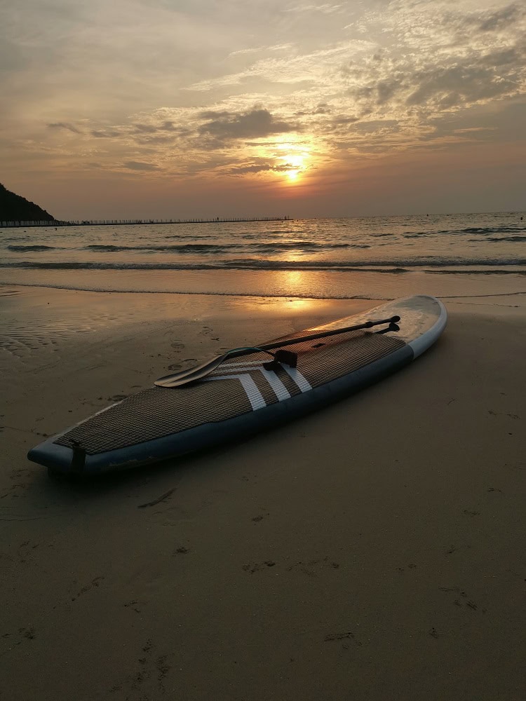 Stand Up Paddleboard i solnedgangen i Koh Samet